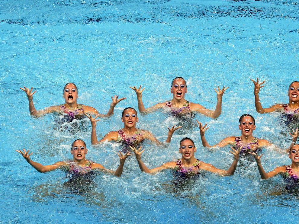 El equipo español de natación sincronizada durante su actuación en la final de rutina técnica por equipos.