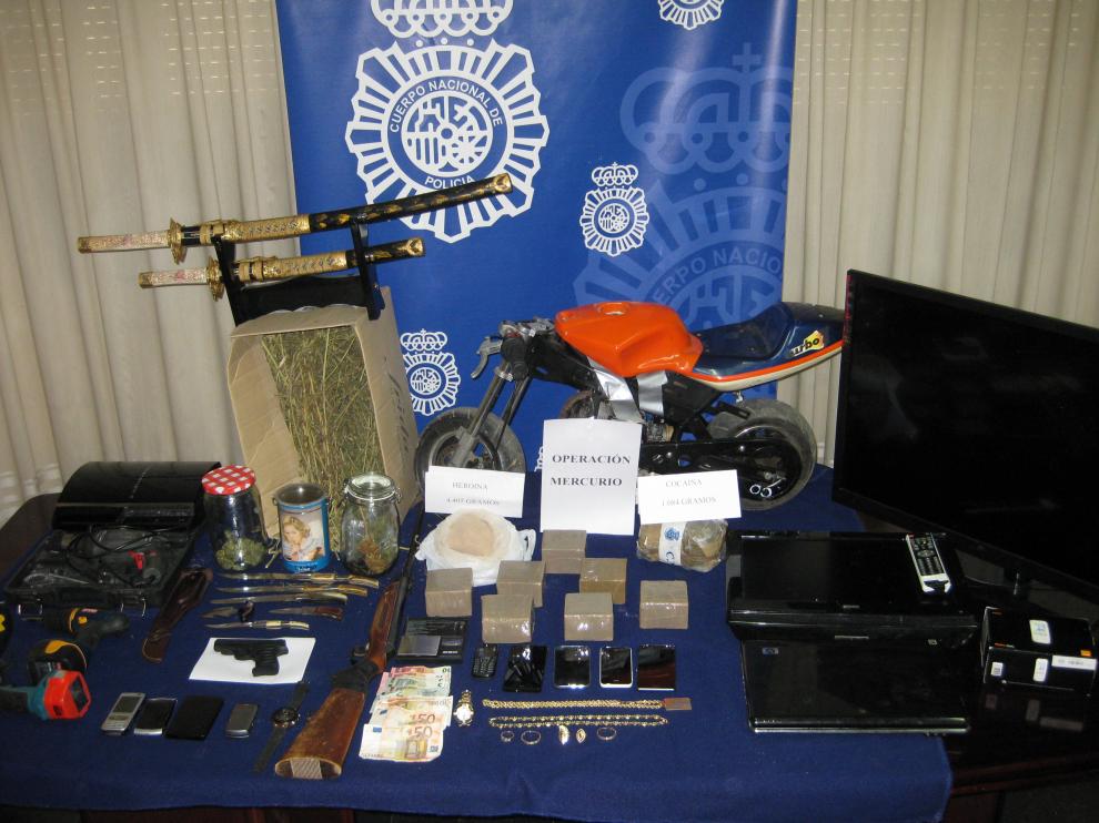 En los registros domiciliarios se hallaron pequeñas cantidades de sustancias estupefacientes, objetos robados y armas de fuego