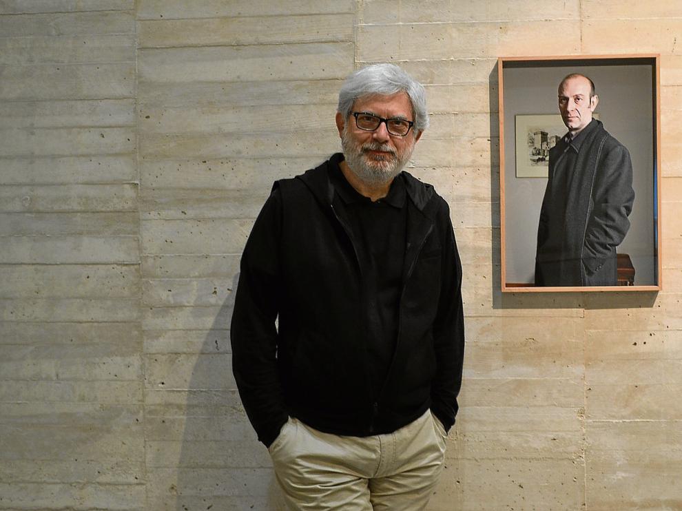 Javier Codesal, en el Musac de León, junto a una de las primeras fotografías de la serie 'Ponte el cuerpo' que da título a la retrospectiva.