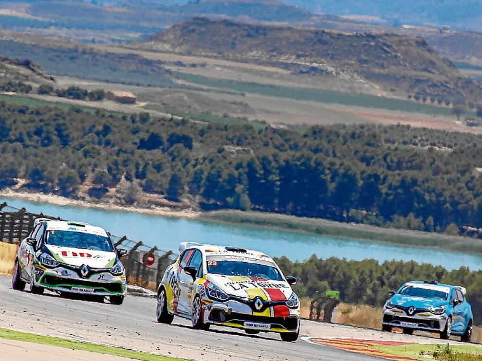 Jordi Palomeras lidera la Carrera 2 de la Clio Cup que ganó.