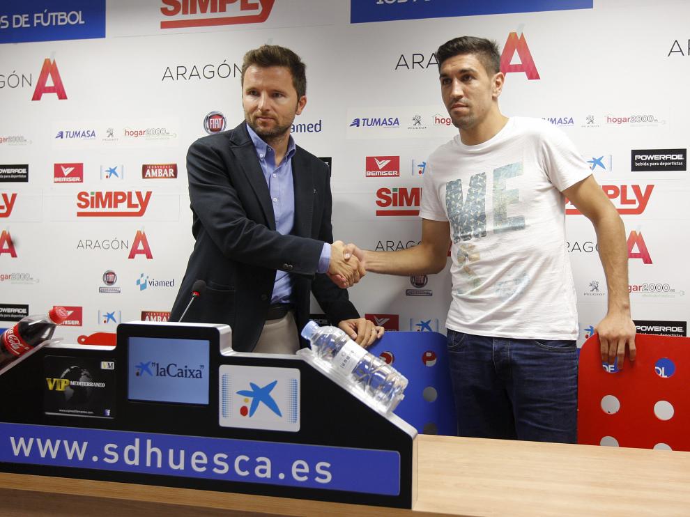 El director deportivo del Huesca, Lalo Artegui, con el jugador Óscar Ramírez durante su presentación.