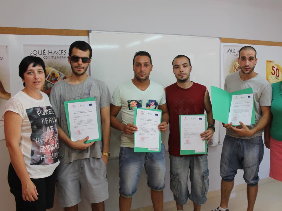 En la foto: Algunos de los alumnos que han participado en el curso con responsables de Cáritas y la monitora.