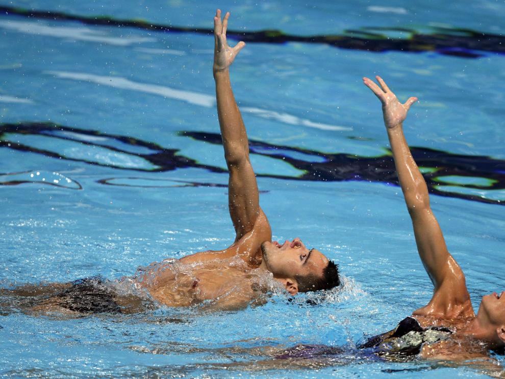 Mengual junto a Ribes en las preliminares de dúo libre mixto en los Mundiales de natación.