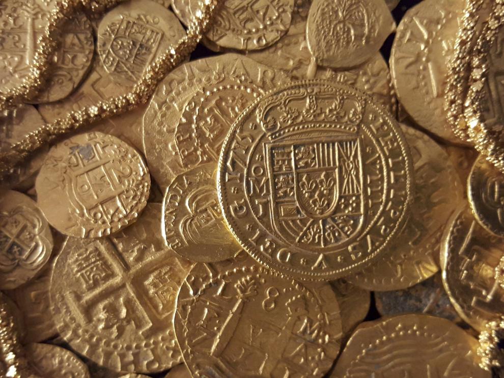 Algunas de las monedas de oro halladas en el interior del barco español hundido.