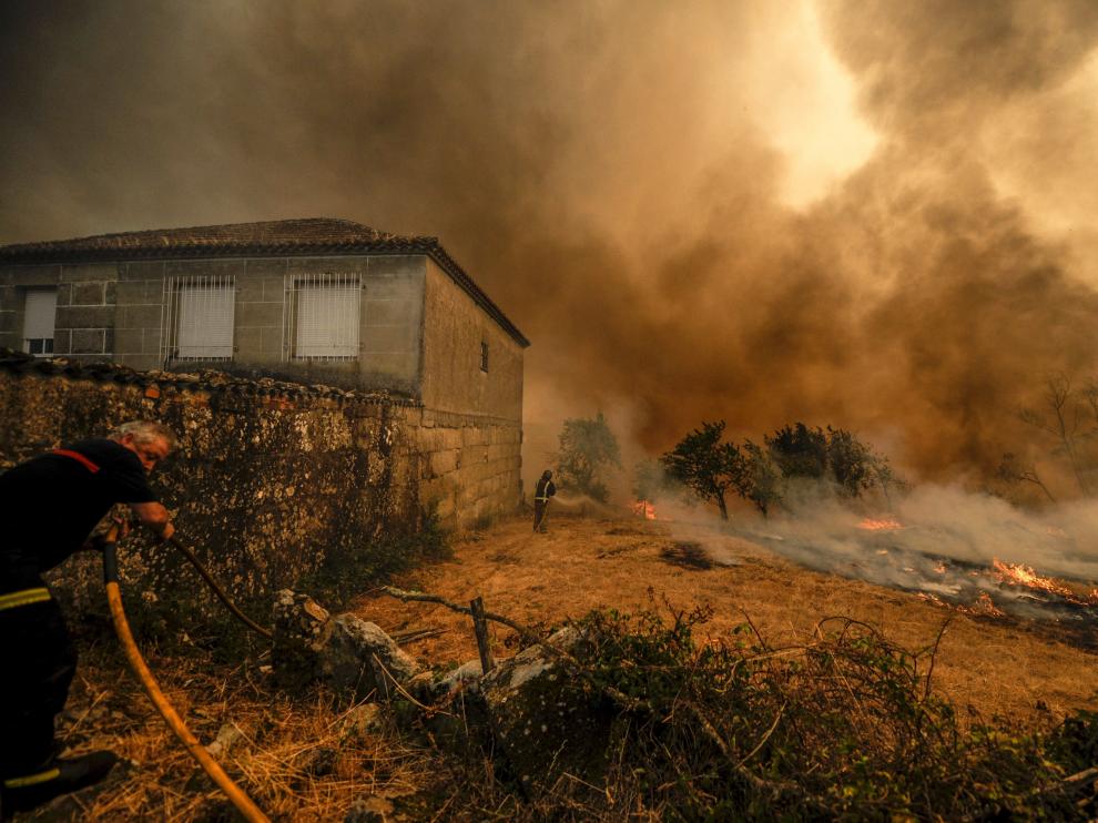 El incendio afecta principalmente a la parroquia de Palmés.