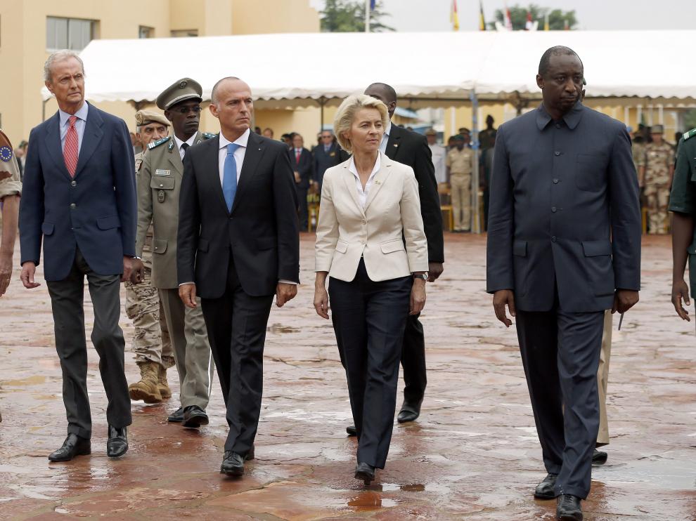 El minstro de Defensa español, Pedro Morenés, acompañado por sus homologos de Austria, Gerald Klug, de Alemania, Ursula von der Leyen, y de Mali, Hubert Coulibaly.
