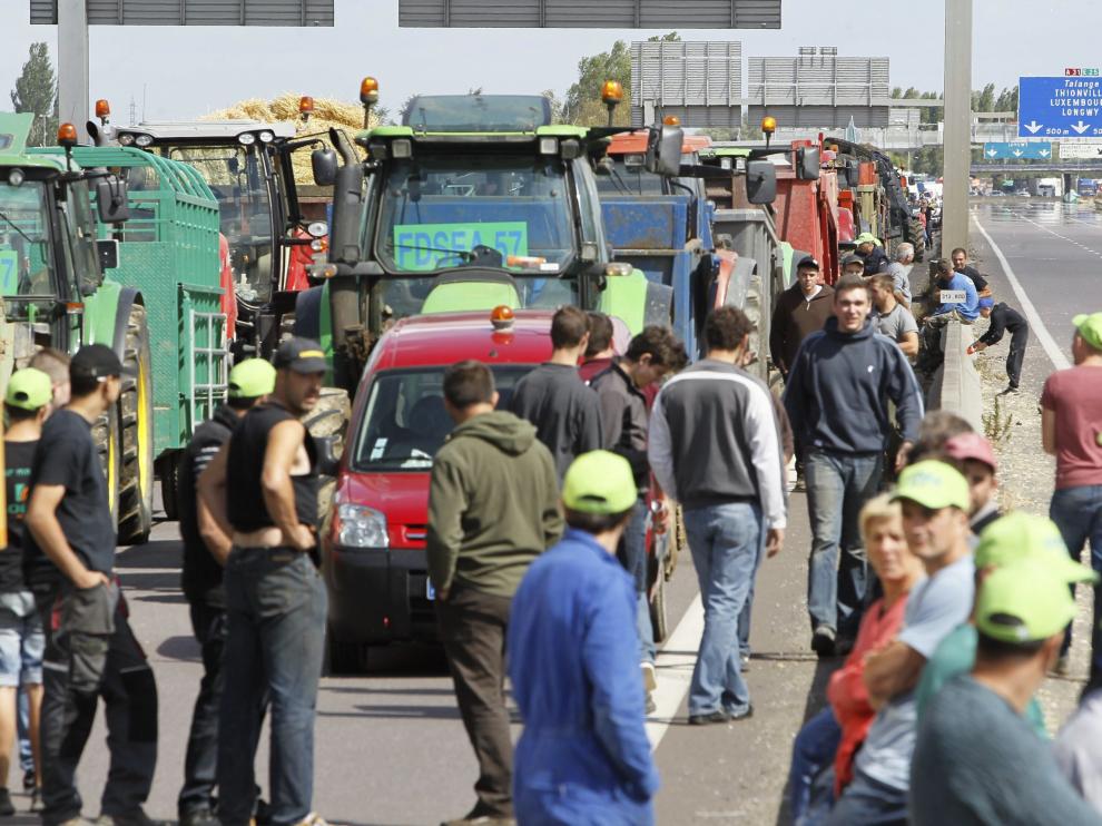 Varios agricultores franceses protestan en la autopista A31, cerca de Hauconcourt.