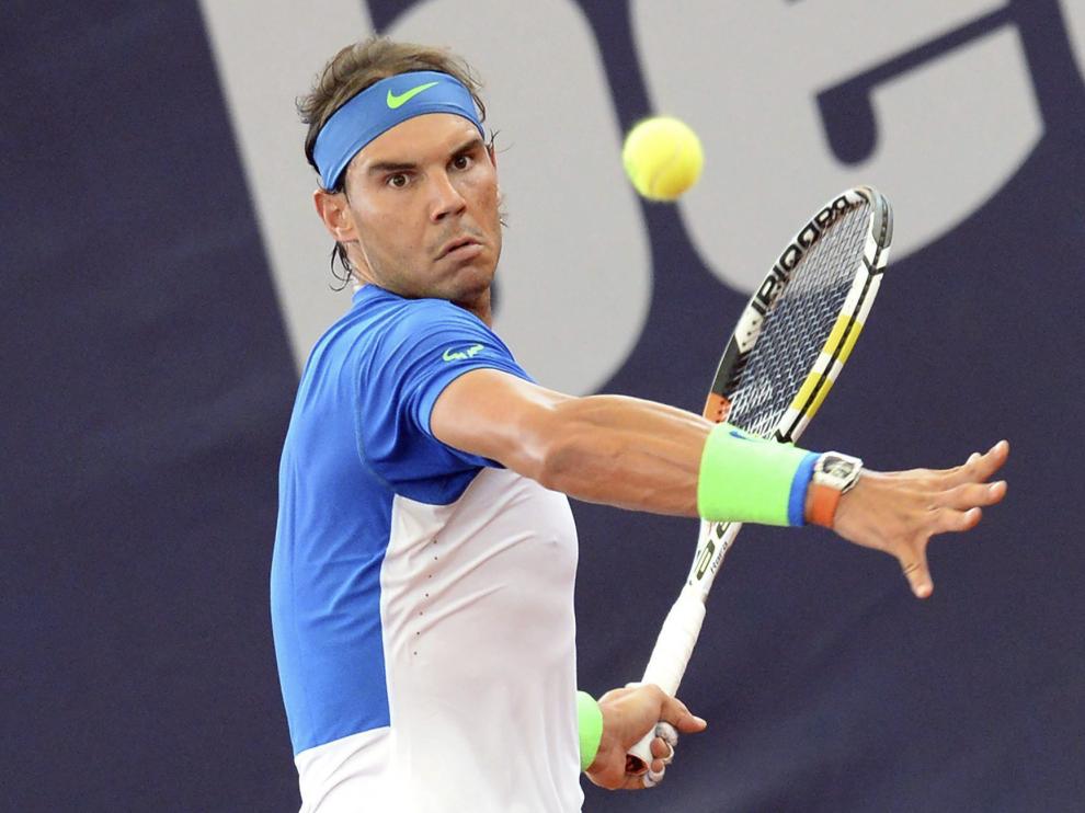El tenista español Rafael Nadal devuelve una bola a su compatriota, Fernando Verdasco, durante el partido de primera ronda del torneo de Hamburgo.