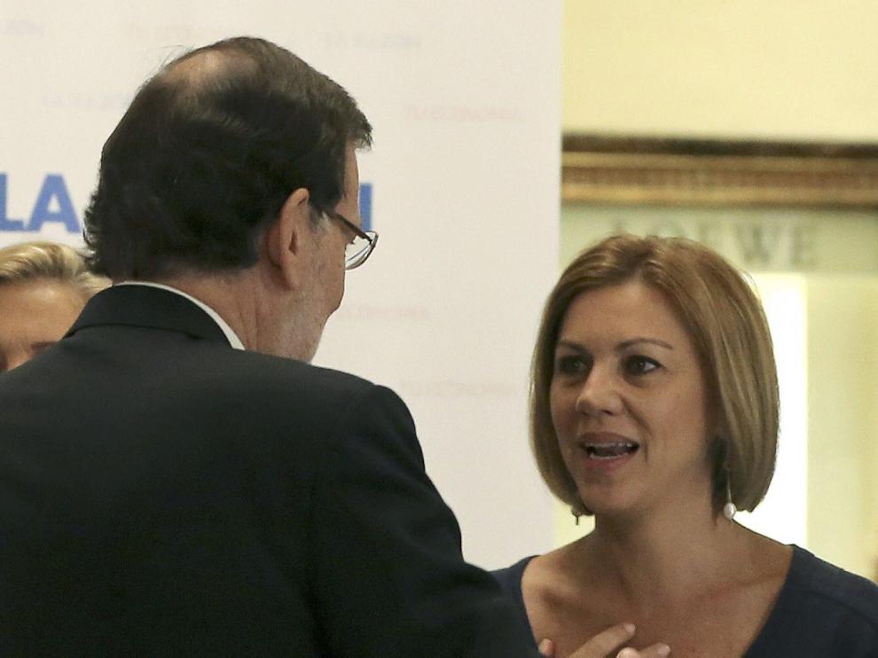 El presidente del Gobierno, Mariano Rajoy, saluda a la secretaria general del PP, María Dolores de Cospedal.
