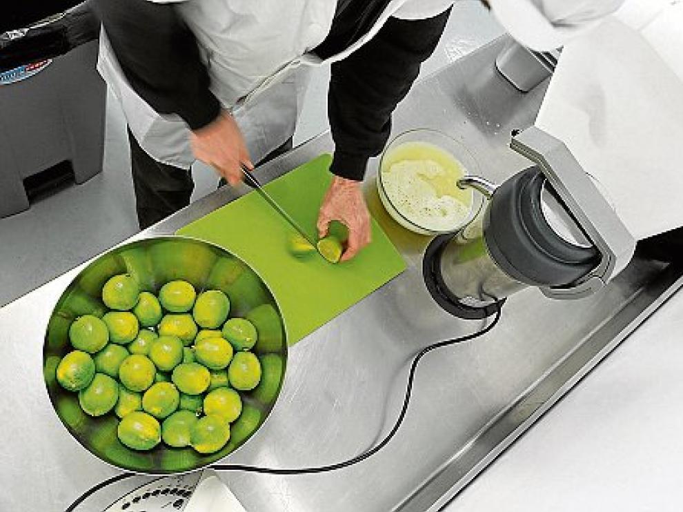 Zumo de limas natural para elaborar el sorbete de mojito.