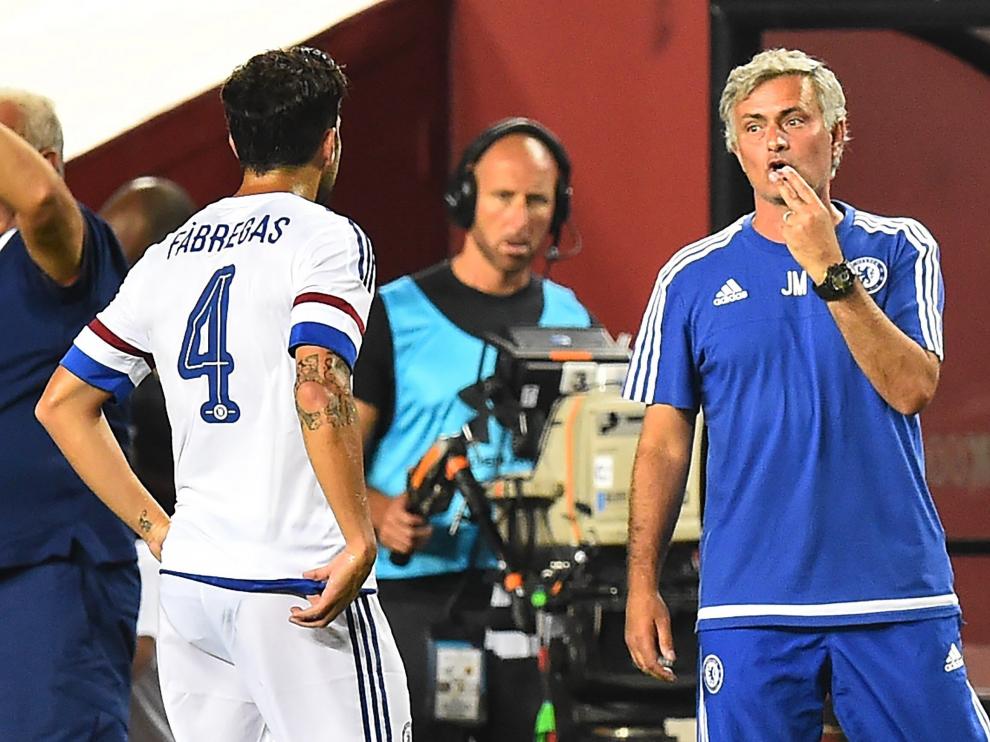 Mourinho le da instrucciones a Fábregas durante el partido contra el Barça