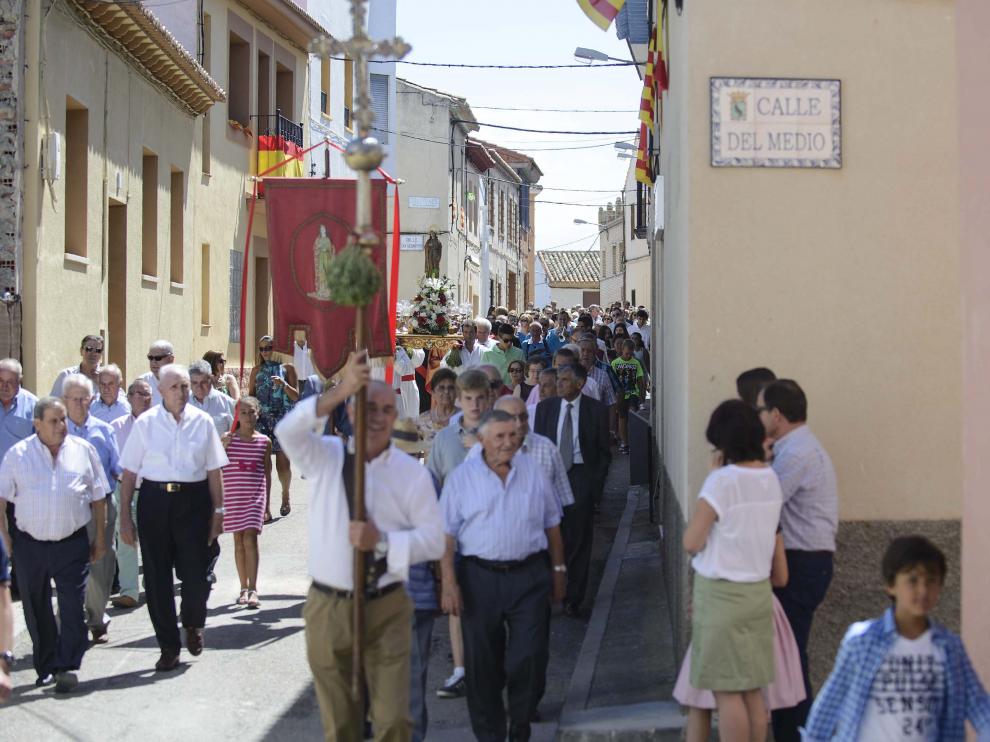 La procesión con la imagen de Santa Beatriz recorrió la localidad el día principal de sus fiestas.