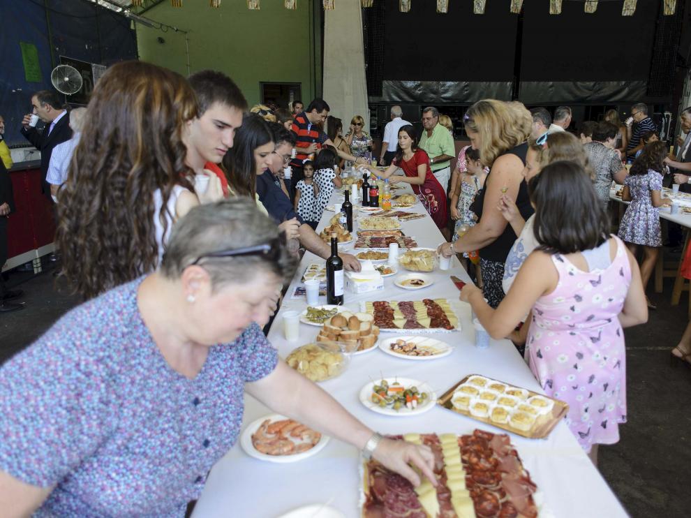 El ágape en el pabellón de fiestas sirvió para que los vecinos pudieran confraternizar.