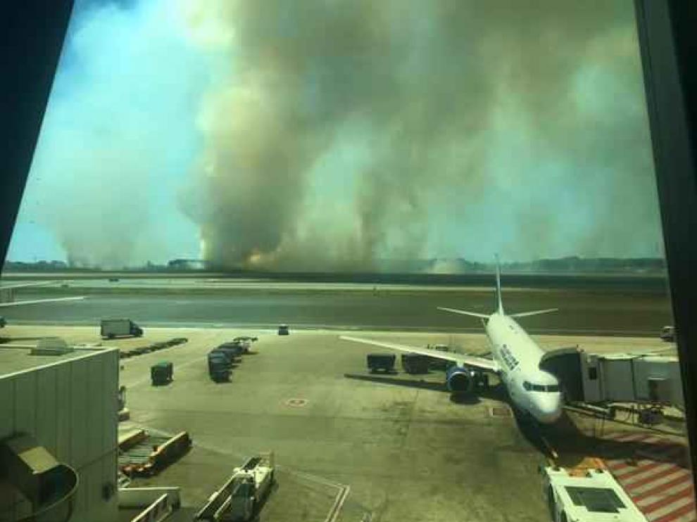 Las autoridades aeroportuarias tomaron la decisión de suspender los despegues.