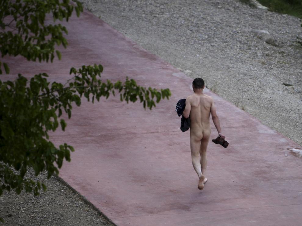 Imagen de archivo de un hombre caminando por la ribera tras bañarse desnudo en el Ebro