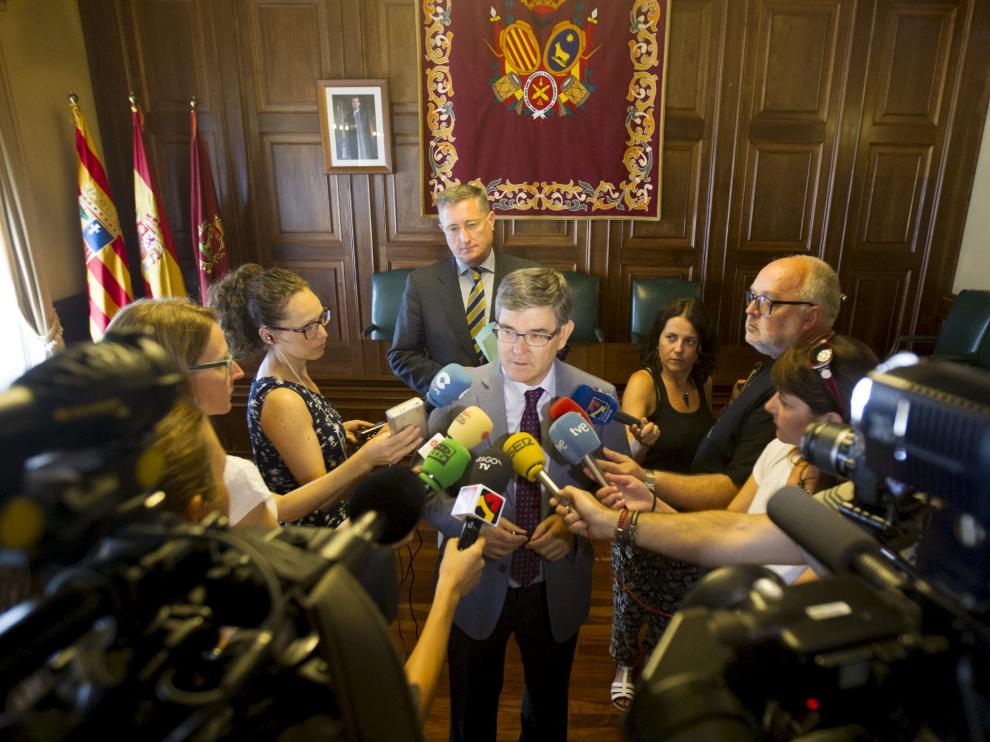 El consejero de presidencia del gobierno de Aragon, Vicente Guillen, en una visita al ayuntamiento de Teruel.