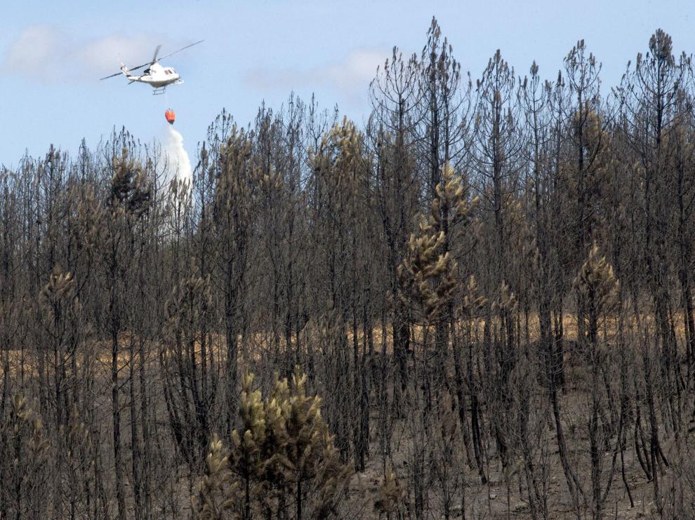 Un helicóptero descarga agua sobre el incendio de Latedo, en la provincia de Zamora.