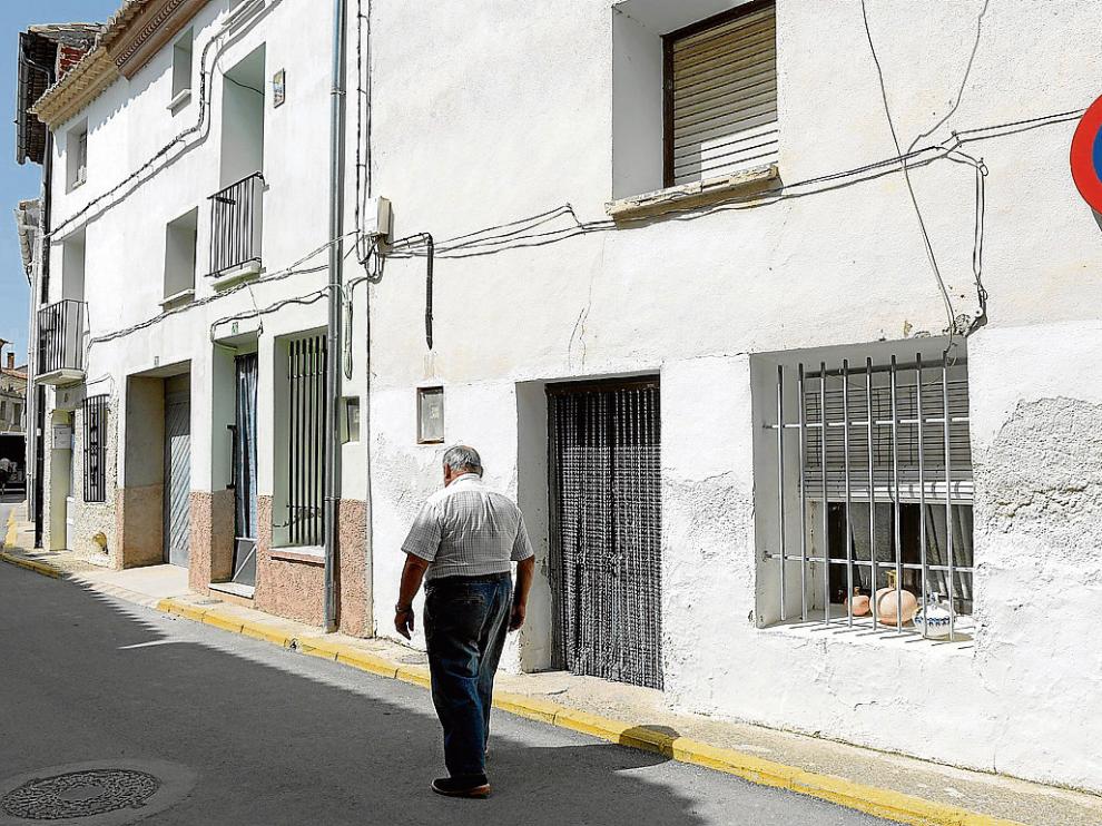Un vecino, ayer junto a la casa de la mujer detenida, a pocos metros de la de la víctima.