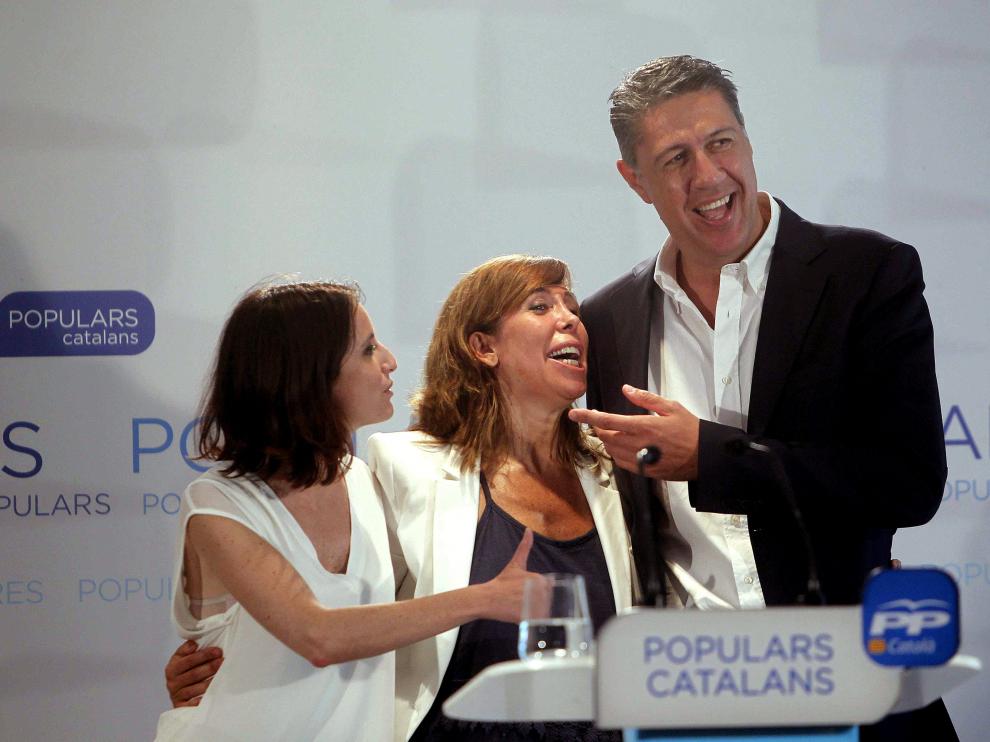 La presidenta del PP catalán, Alicia Sánchez Camacho (c), entre Xavier García Albiol que encabezará la lista para las elecciones previstas para el 27S y Andrea Levy