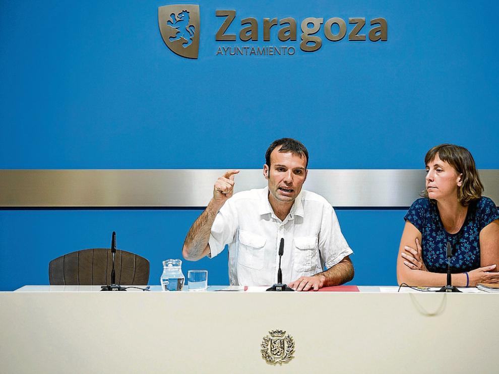El concejal de Urbanismo, Pablo Muñoz, junto a la edil Teresa Artigas, ayer, en el Ayuntamiento.