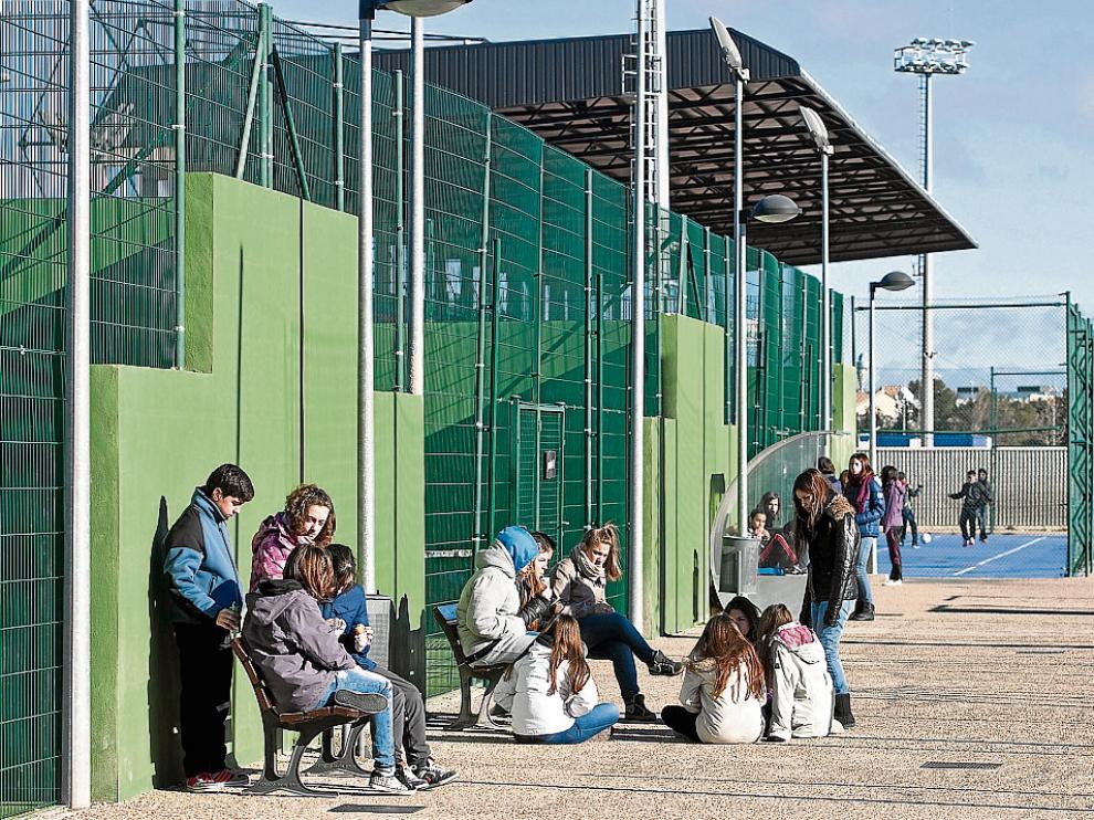 El próximo curso la sección tendrá aulas prefabricadas. La sección del instituto de Zuera habilitada en el centro deportivo de Villanueva de Gállego acoge a los alumnos de ESO.