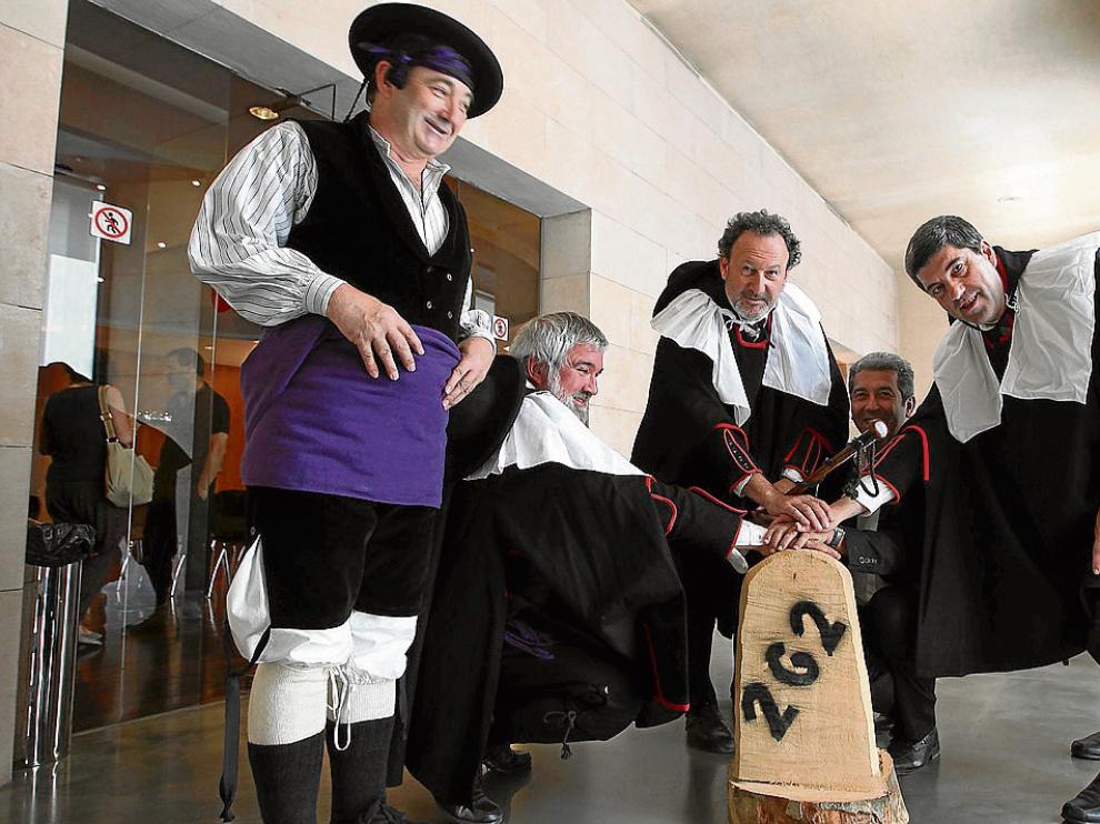 El concejal de Ansó, en primer plano, junto a los representantes del Roncal y de Arette.
