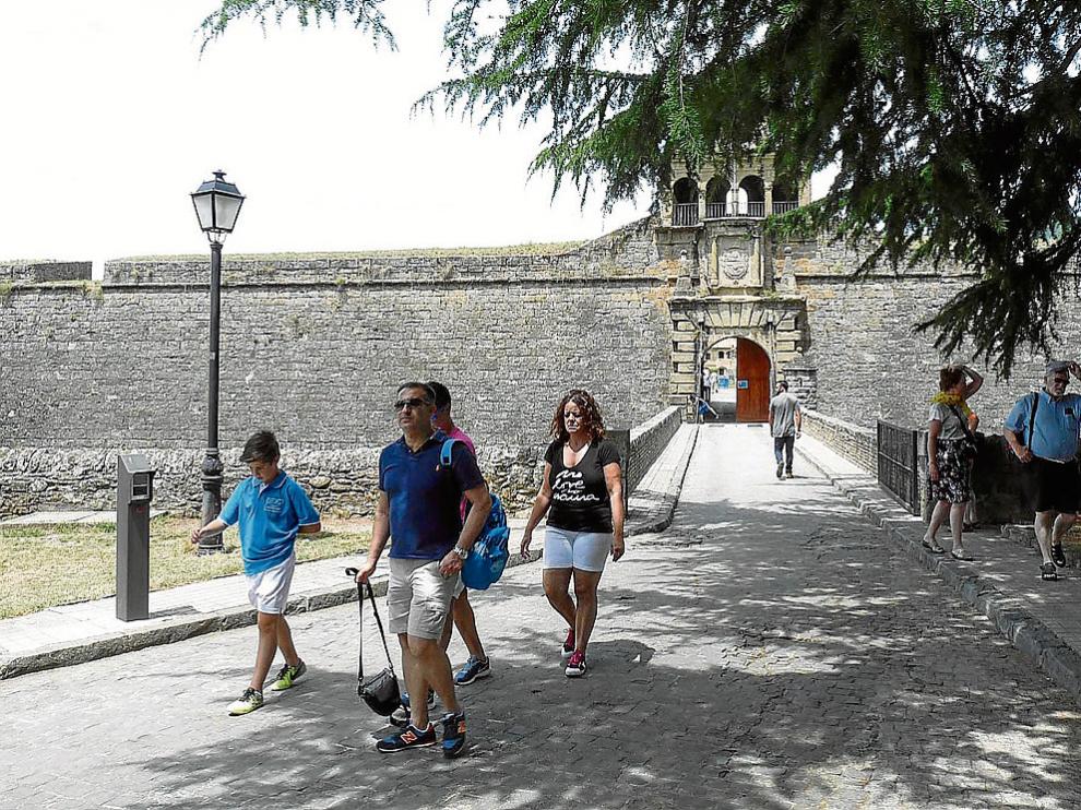 Turistas saliendo ayer de la Ciudadela, uno de los principales puntos de interés de Jaca.