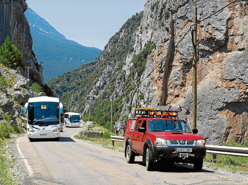 Un vehículo de Protección Civil escoltó ayer a los dos autobuses con niños de colonias que se dirigían a Gistaín.