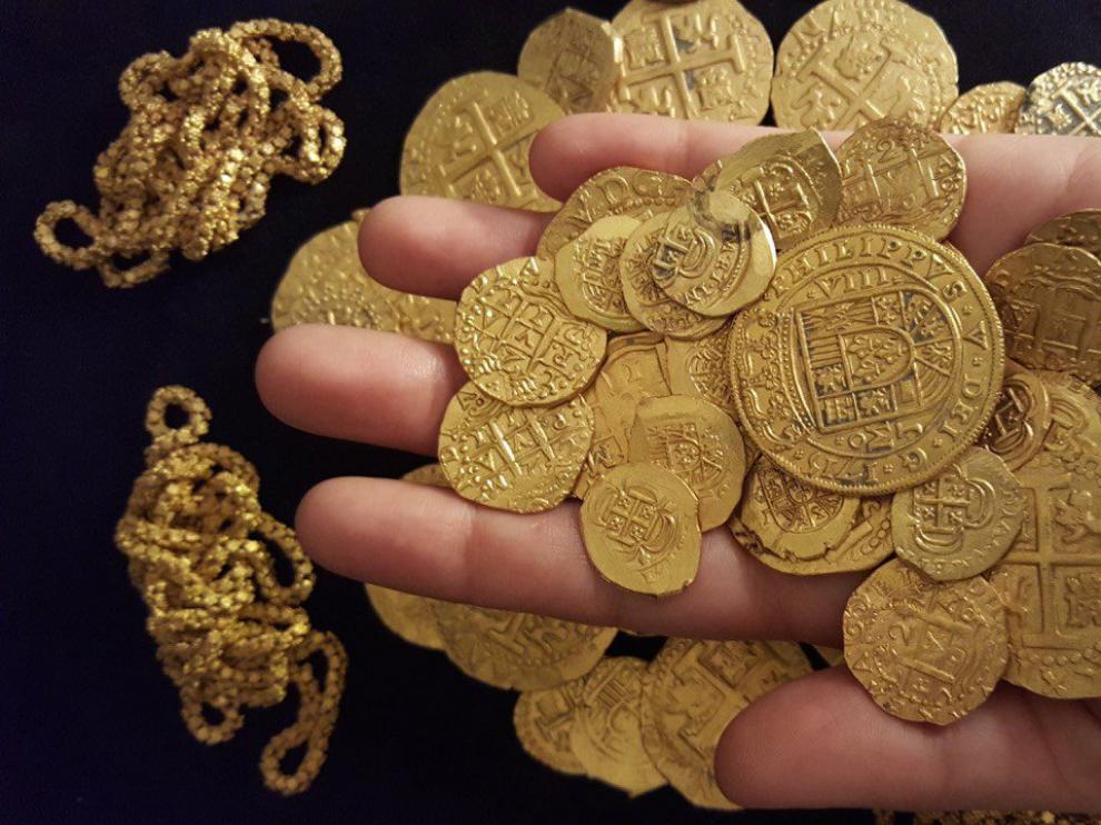 Monedas de oro halladas por la familia Schmitt, procedentes de un pecio español del siglo XVIII que naufragó en Florida.
