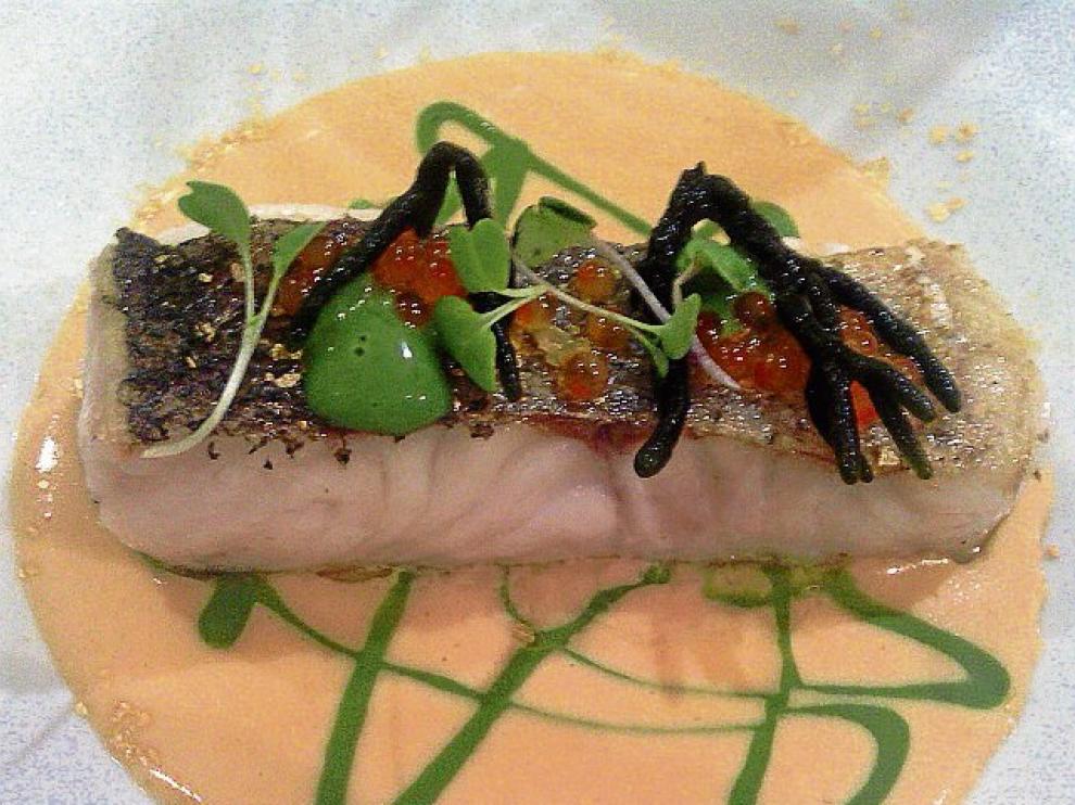 Merluza asada con erizos y ramallo de mar.