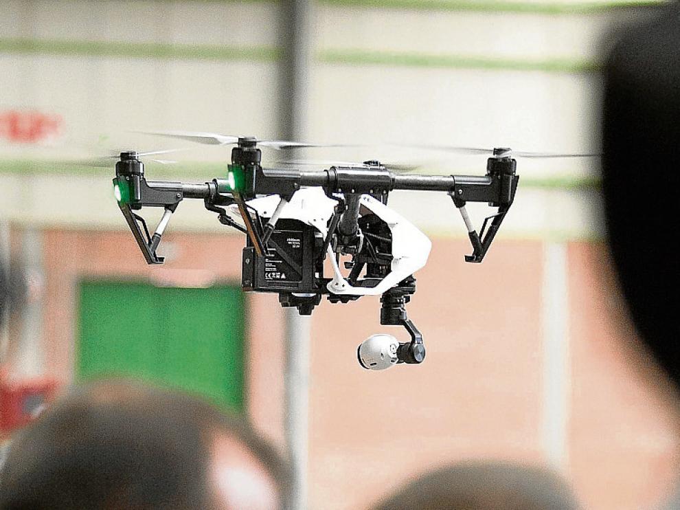 Un dron multirrotor sobrevuela la Feria de Zaragoza.