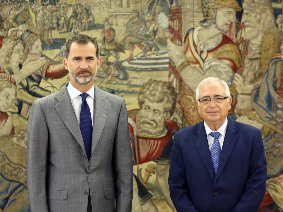 El rey Felipe VI junto al presidente de la Ciudad Autónoma de Melilla, Juan José Imbroda.