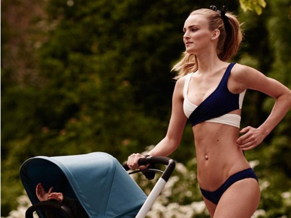 La modelo empuja el carrito de su hija mientras corre en bikini y zapatillas.
