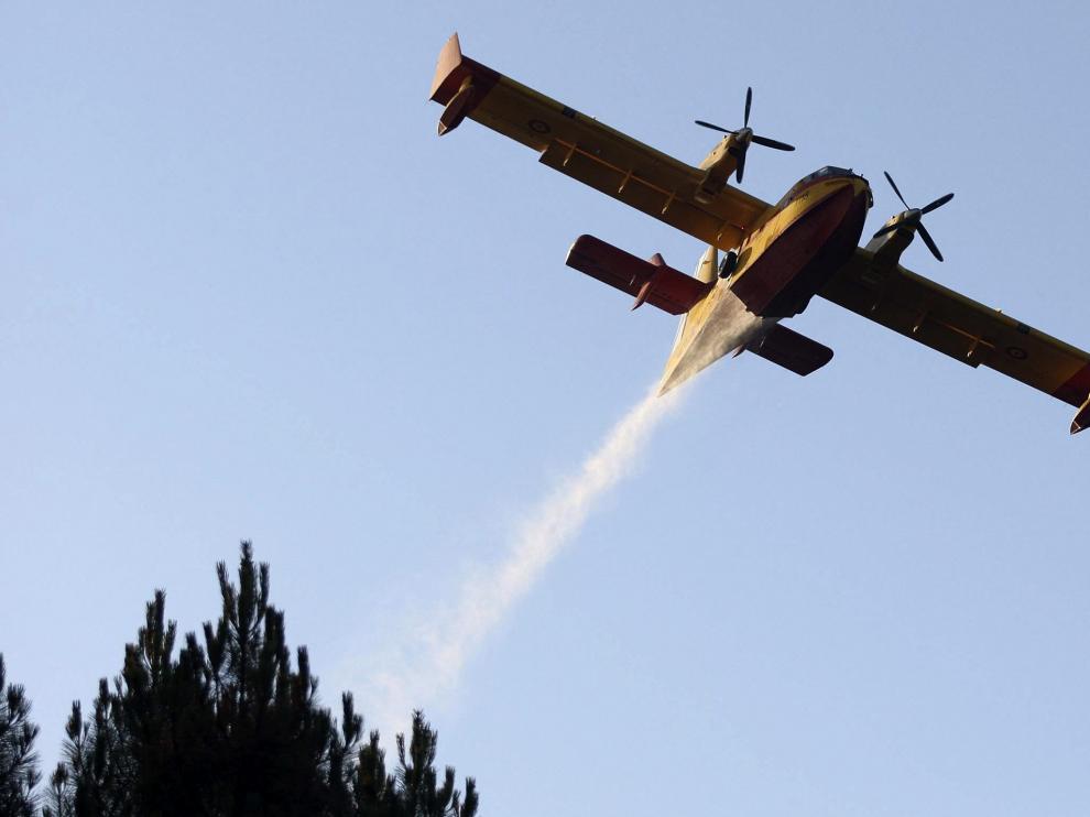 Un hidroavión trabaja en las labores de extinción del incendio forestal declarado en Barcebalejo