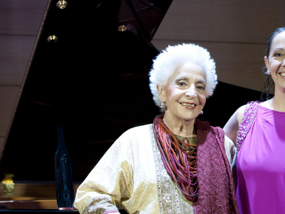 Teresa Berganza con su hija la soprano Cecilia Lavilla Berganza, tras un recital lírico en el Auditorio del Balneario de Panticosa.