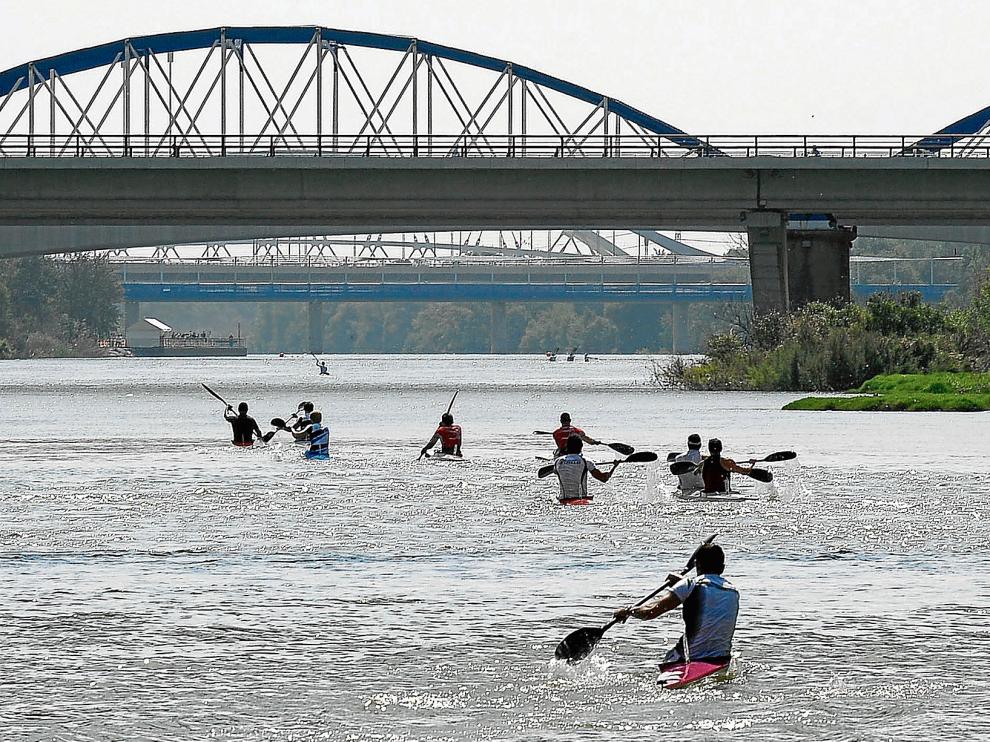 El río acogerá durante el fin de semana cursos de iniciación al piragüismo, además de clases de remo, pesca, bautismo de buceo y paseos en moto de agua.