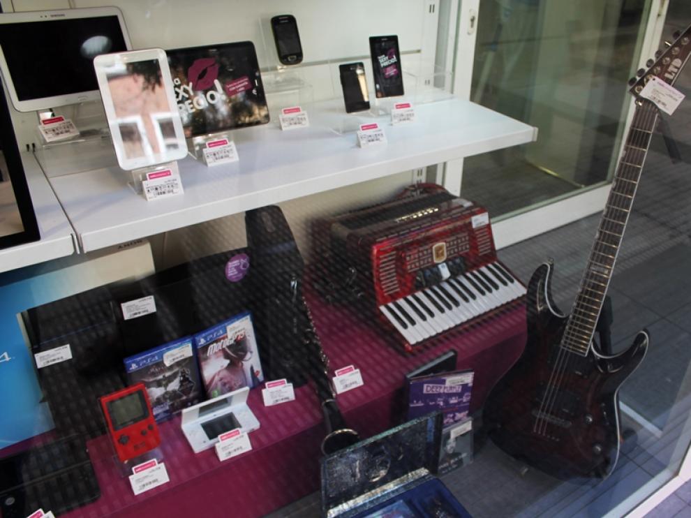 Escaparate de una tienda de compra-venta de objetos usados.