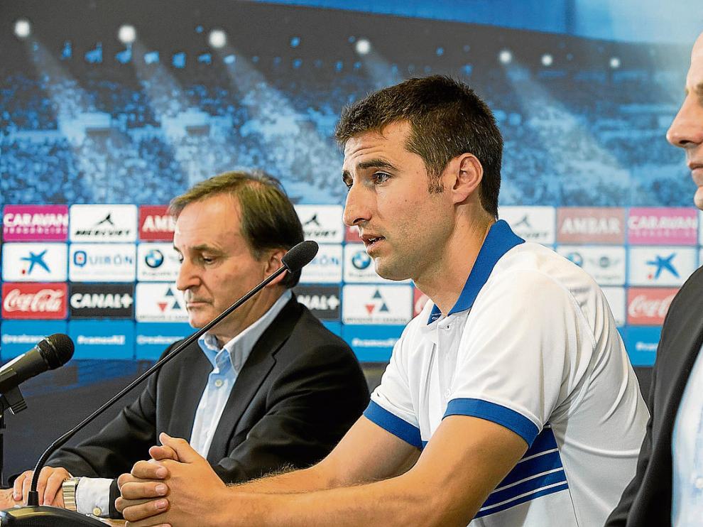 El consejero delegado Carlos Iribarren, el nuevo fichaje Marc Bertrán y el director deportivo Martín González.