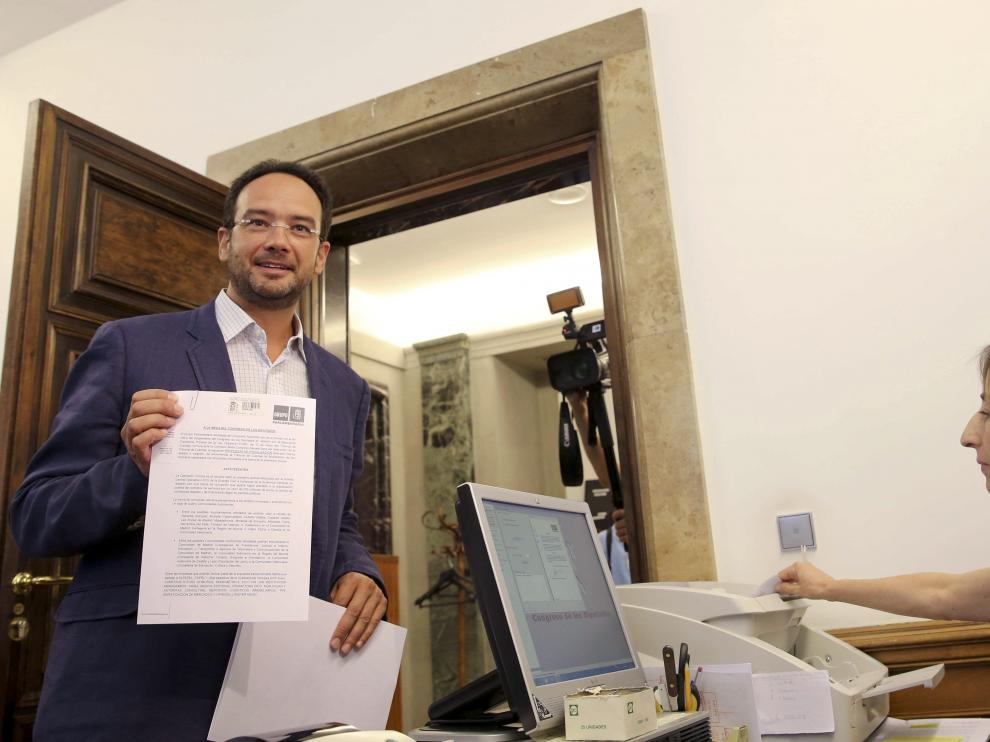 El portavoz del PSOE en el Congreso, Antonio Hernando, a su llegada a la Cámara Baja donde ha presentado una iniciativa parlamentaria en relación con la trama del caso Púnica.