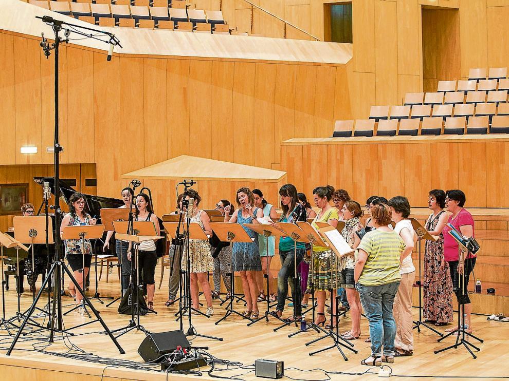 El coro aragonés Enchiriadis, durante la sesión de trabajo de ayer en la sala Mozart.