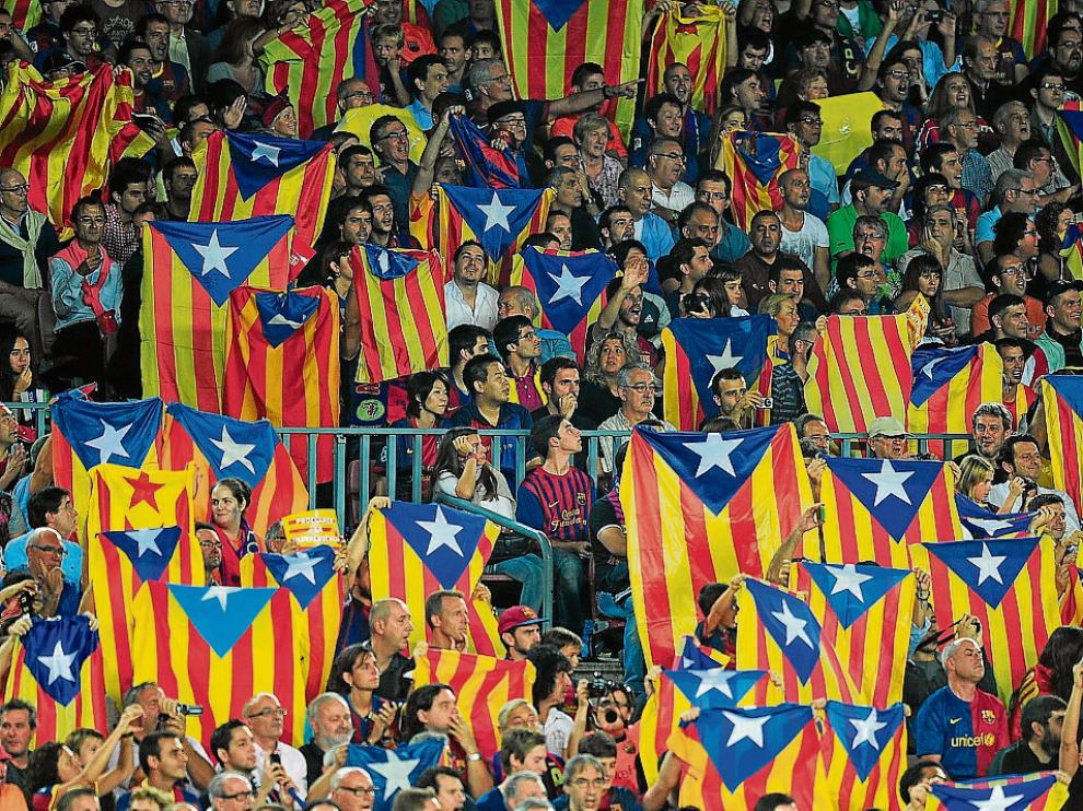 Banderas esteledas en el Camp Nou en la visita del Real Madrid en Liga.