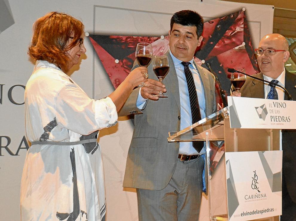 Sandra Barrutia, Antonio Ubide y José Luis Campos brindaron ayer con Cariñena en Zaragoza.