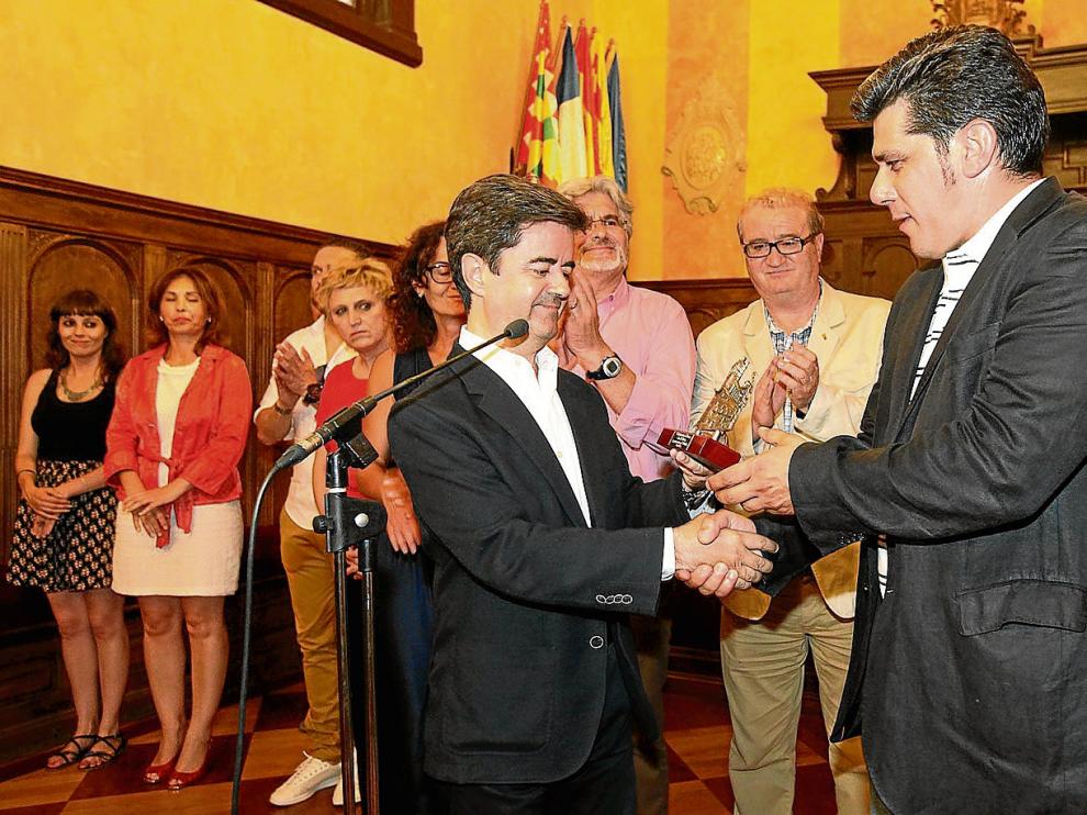 El alcalde de Huesca, Luis Felipe, y el presidente del Huesca, Fernando Losfablos, en el Ayuntamiento el pasado lunes.