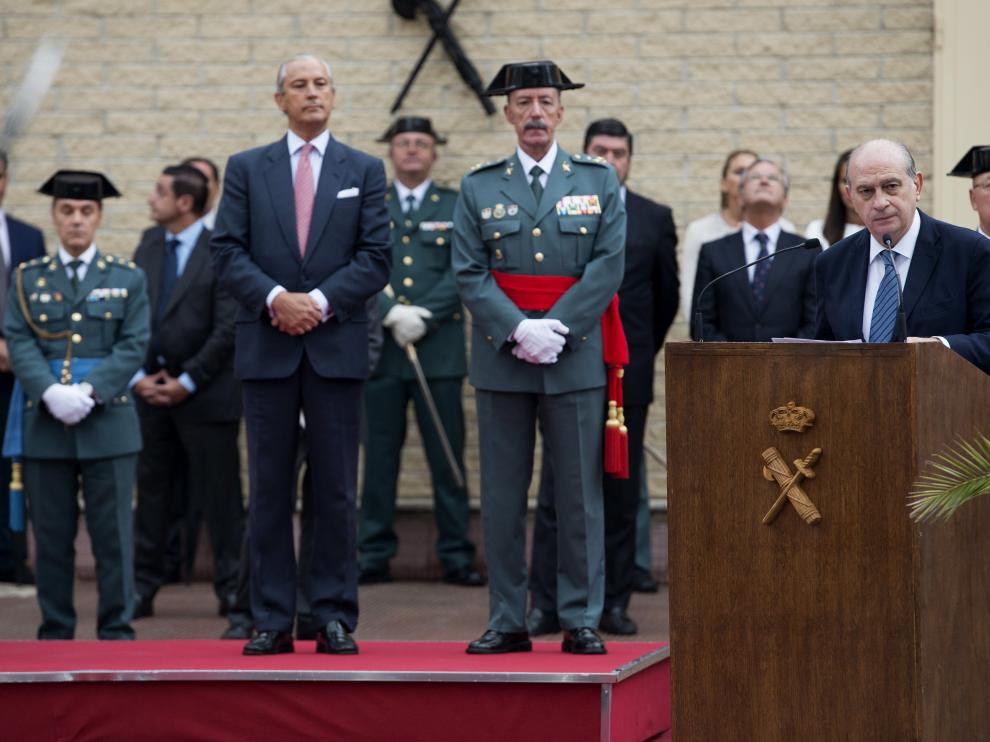 Jorge Fernández Díaz (d), interviene durante el nombramiento del General Jefe de la Guardia Civil, el general Félix Jesús Blázquez, hoy en Vitoria.