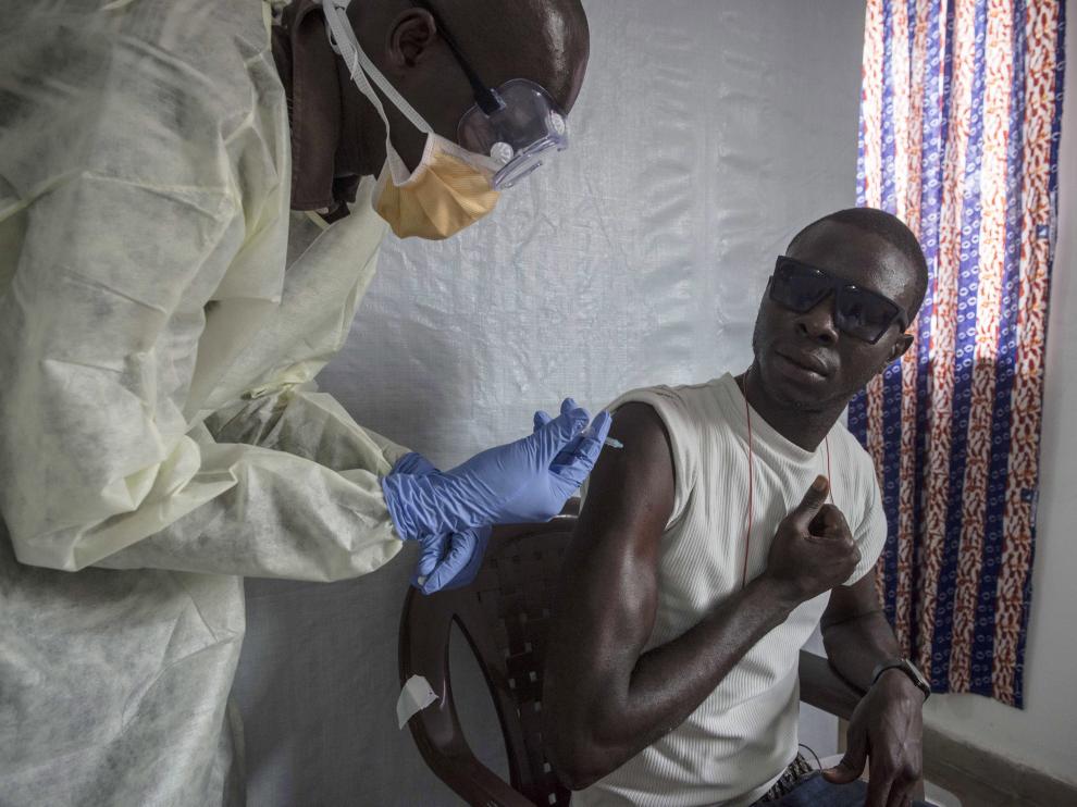 Un sanitario administra a un paciente la vacuna contra el ébola en Guinea.