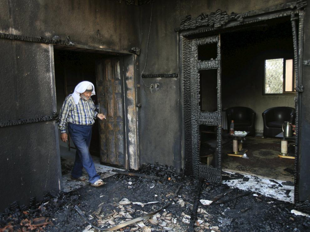 Un grupo de supuestos colonos extremistas lanzaron cócteles molotov contra dos viviendas palestinas.