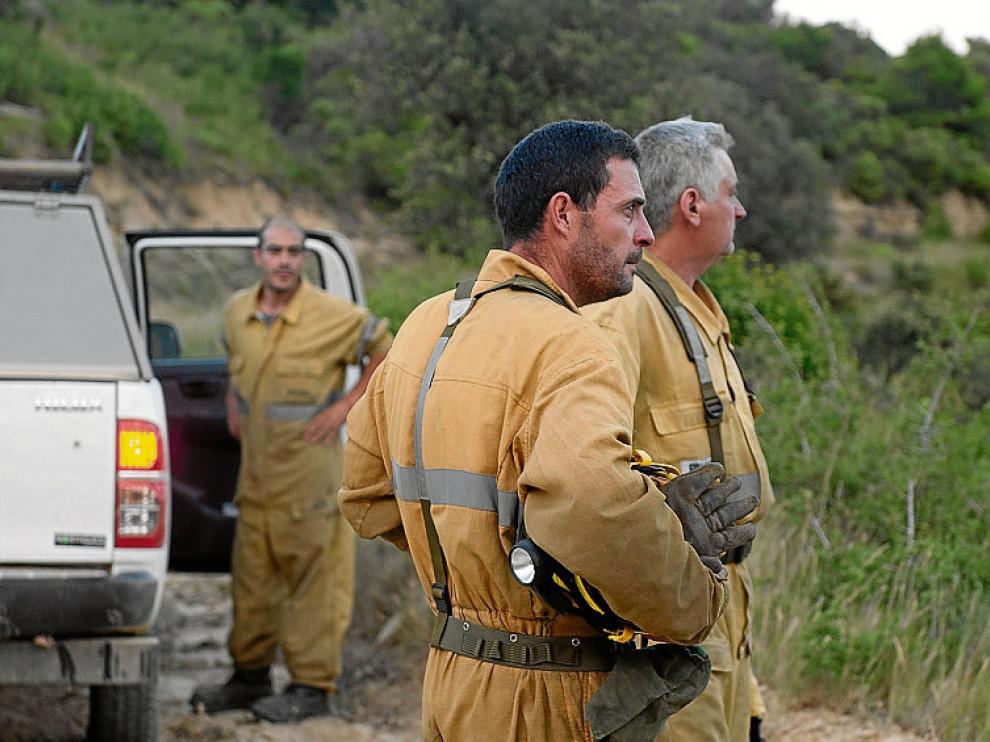 Una cuadrilla terrestre de la DGA, observando el incendio.