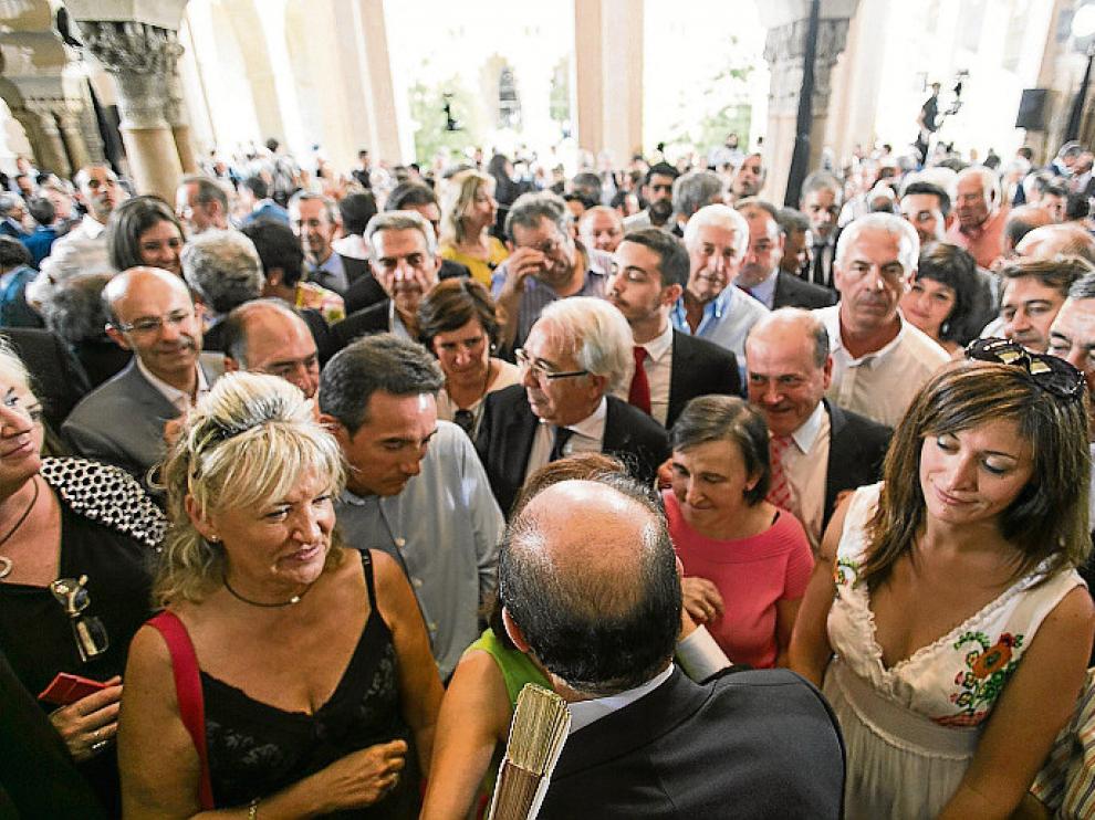 Largas filas para felicitar al presidente. Los invitados tuvieron que esperar unos minutos hasta conseguir hablar con el nuevo jefe de la DGA.