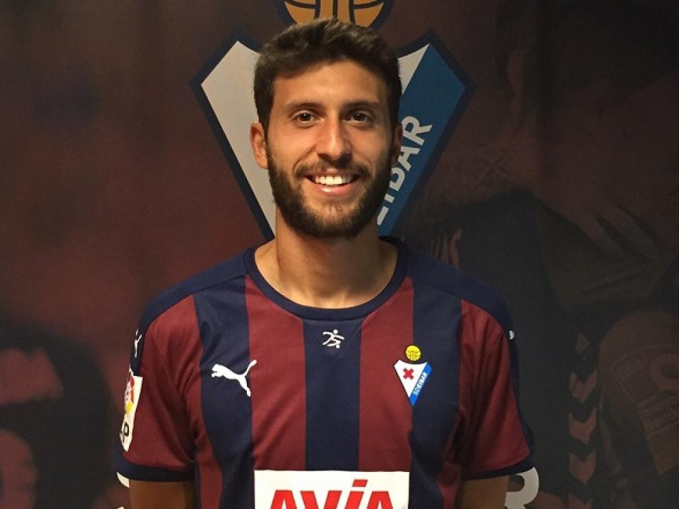 Borja Bastón posa con la camiseta del Eibar