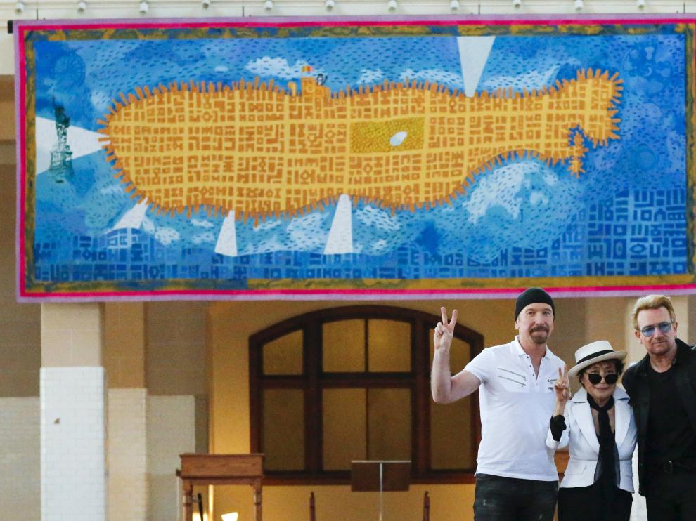 Yoko Ono, Bono y The Edge posan con el tapiz